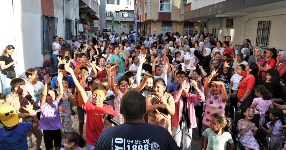 KÜÇÜKÇEKMECE’DE BİNLERCE ÇOCUK ‘SOKAKTA OYUN VAR’ İLE YAZ TATİLİNİN TADINI ÇIKARTTI