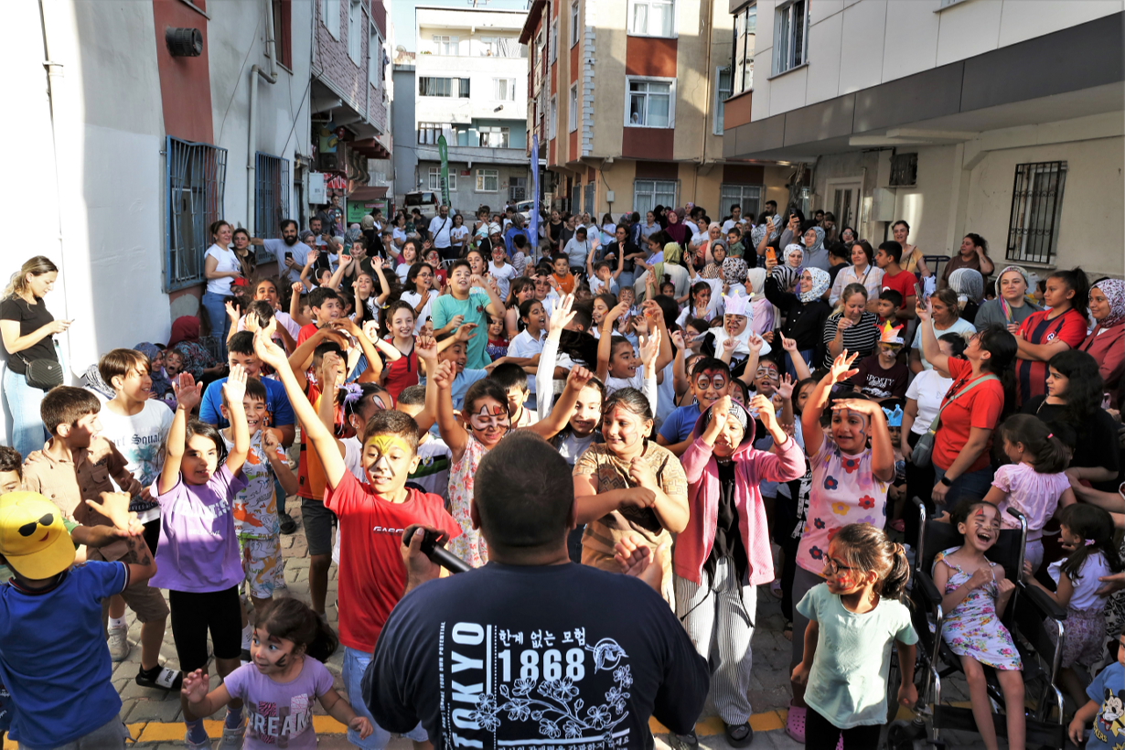 KÜÇÜKÇEKMECE’DE BİNLERCE ÇOCUK ‘SOKAKTA OYUN VAR’ İLE YAZ TATİLİNİN TADINI ÇIKARTTI