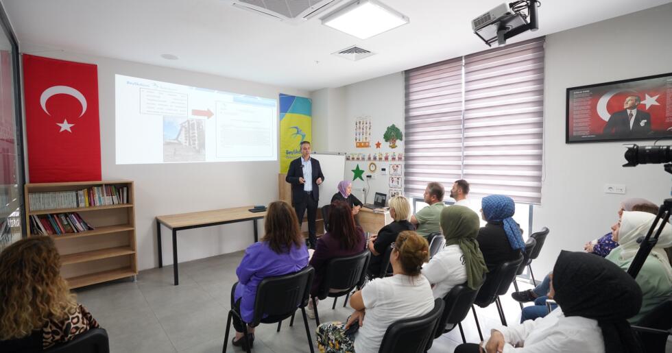 BEYLİKDÜZÜ BELEDİYESİ’NDEN EBEVYNLERE KENTSEL DÖNÜŞÜM SEMİNERİ