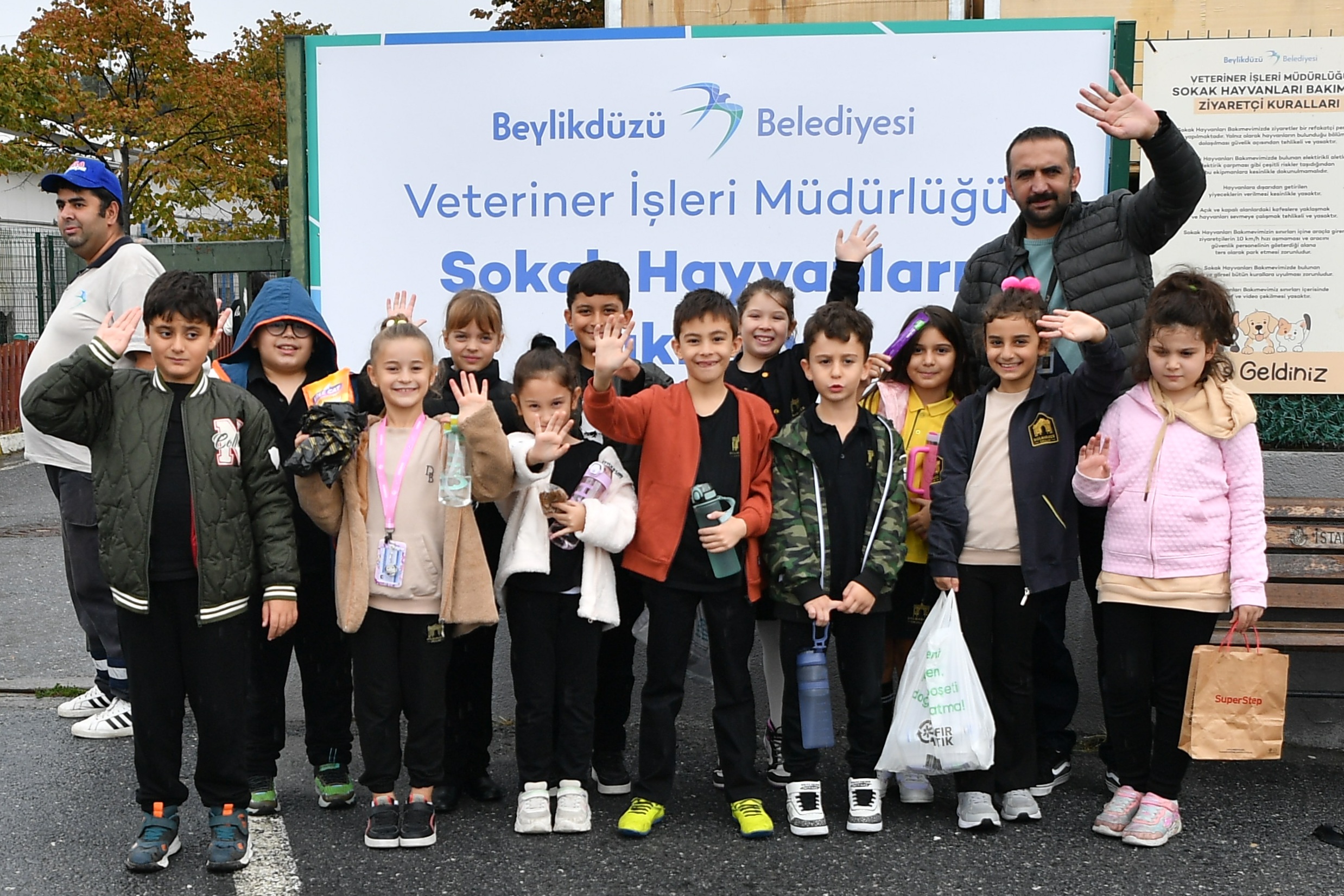 ÖĞRENCİLERDEN SOKAK HAYVANLARINA ANLAMLI ZİYARET