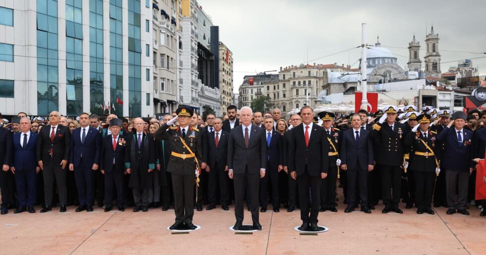 TAKSİM’DE CUMHURİYET’İN 102. YIL KUTLAMASI