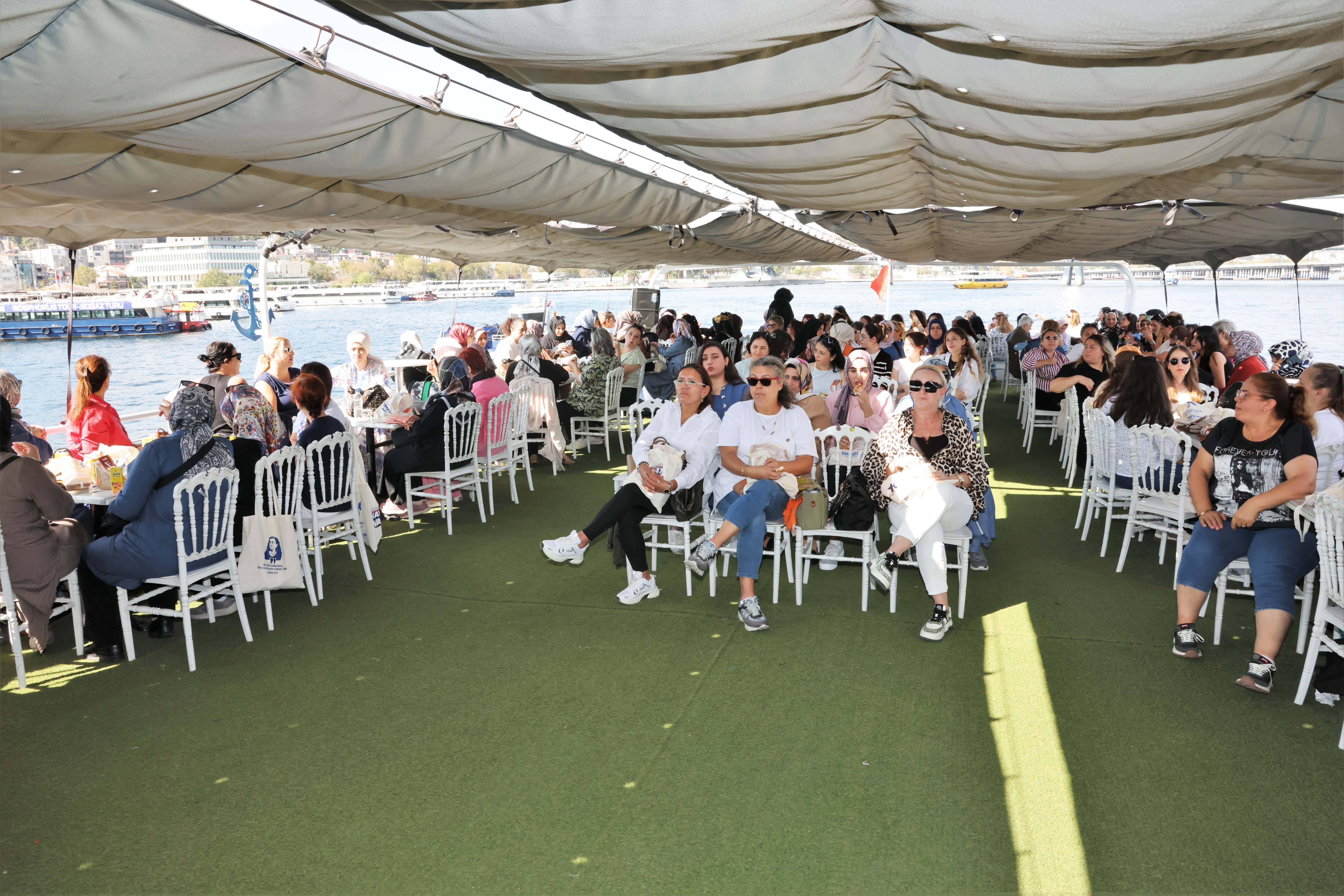 KÜÇÜKÇEKMECELİ KADINLAR İSTANBUL BOĞAZI’NDA