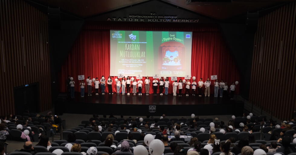 BÜYÜKÇEKMECELİ ÇOCUKLAR, ÇOCUK HAKLARI GÜNÜNDE TİYATRODA BULUŞTU
