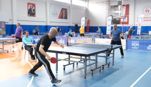 40 YAŞ ÜSTÜ MASA TENİSİ TURNUVASI’NDA HEYECAN ZİRVEYE ÇIKTI