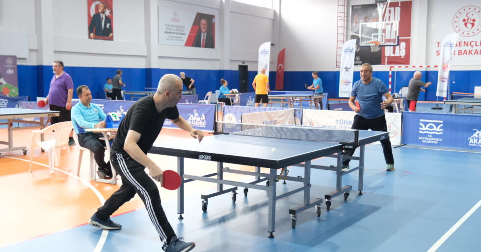 40 YAŞ ÜSTÜ MASA TENİSİ TURNUVASI’NDA HEYECAN ZİRVEYE ÇIKTI