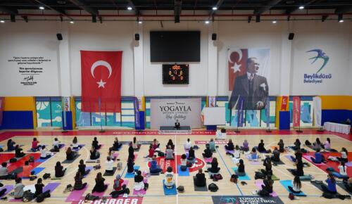 BEYLİKDÜZÜ GÜNE YOGAYLA BAŞLADI