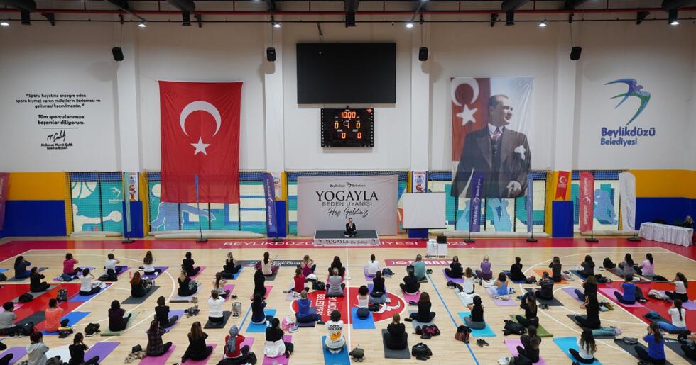 BEYLİKDÜZÜ GÜNE YOGAYLA BAŞLADI