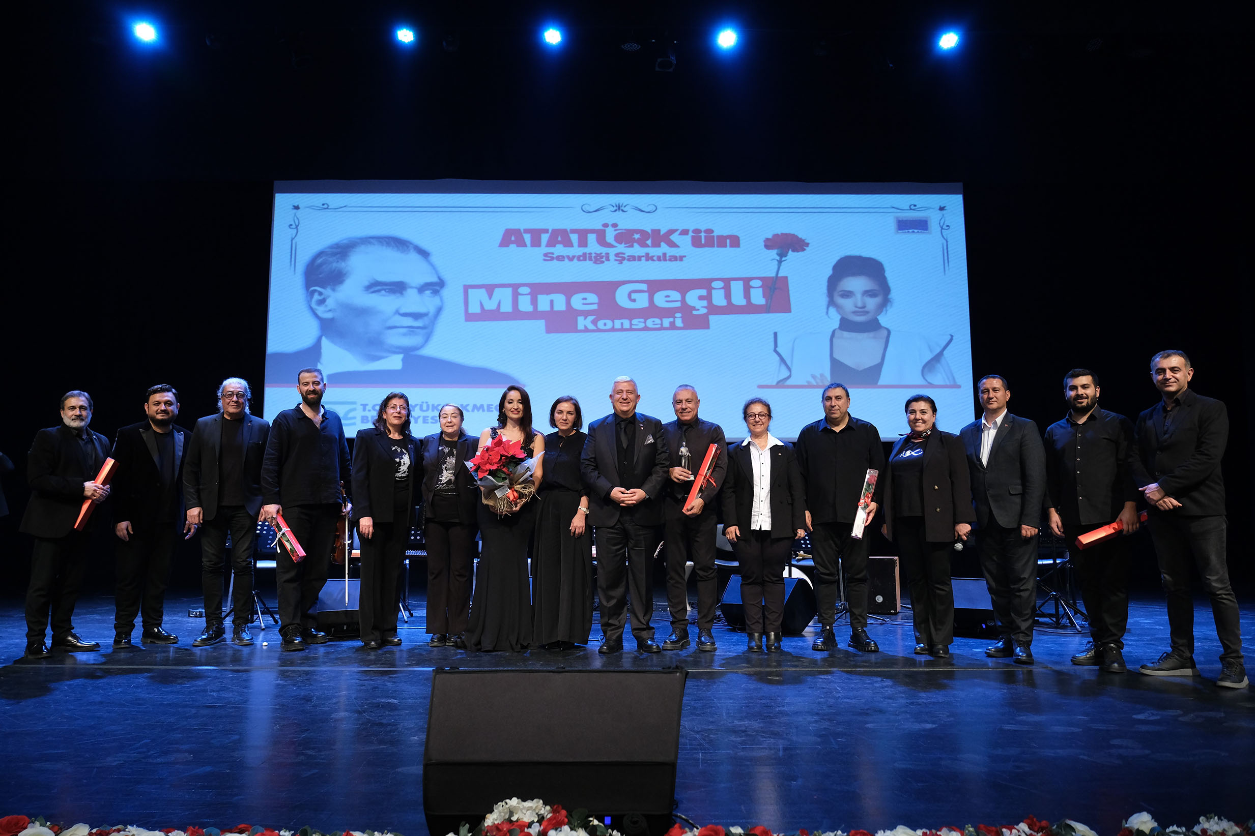 MİNE GEÇİLİ, ATATÜRK’ÜN SEVDİĞİ ŞARKILARLA KALPLERE DOKUNDU