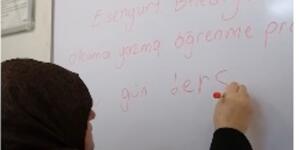 ESENYURT’TA 41 YAŞINDA OKUMA YAZMA ÖĞRENEN MİHRİNAZ CAN: “SANKİ HAYATA YENİDEN BAŞLADIM