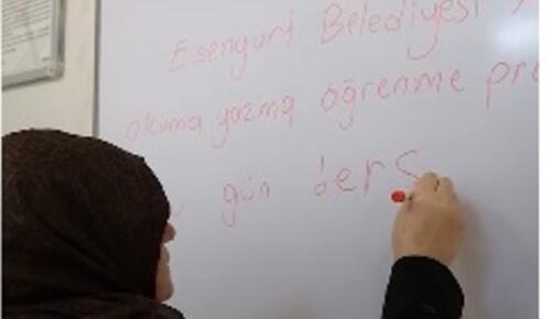 ESENYURT’TA 41 YAŞINDA OKUMA YAZMA ÖĞRENEN MİHRİNAZ CAN: “SANKİ HAYATA YENİDEN BAŞLADIM