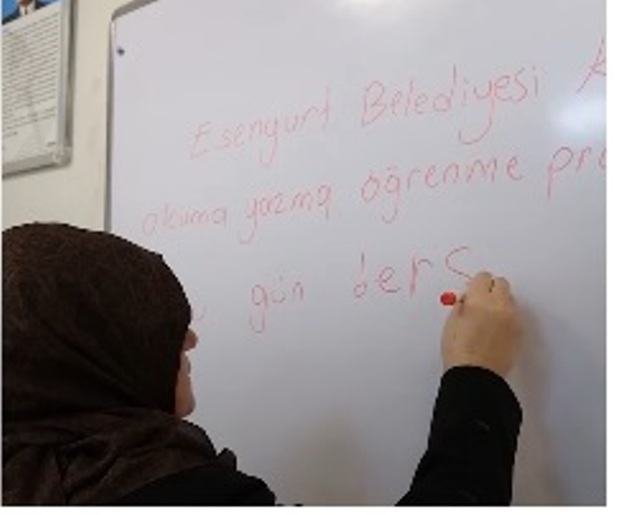 ESENYURT’TA 41 YAŞINDA OKUMA YAZMA ÖĞRENEN MİHRİNAZ CAN: “SANKİ HAYATA YENİDEN BAŞLADIM