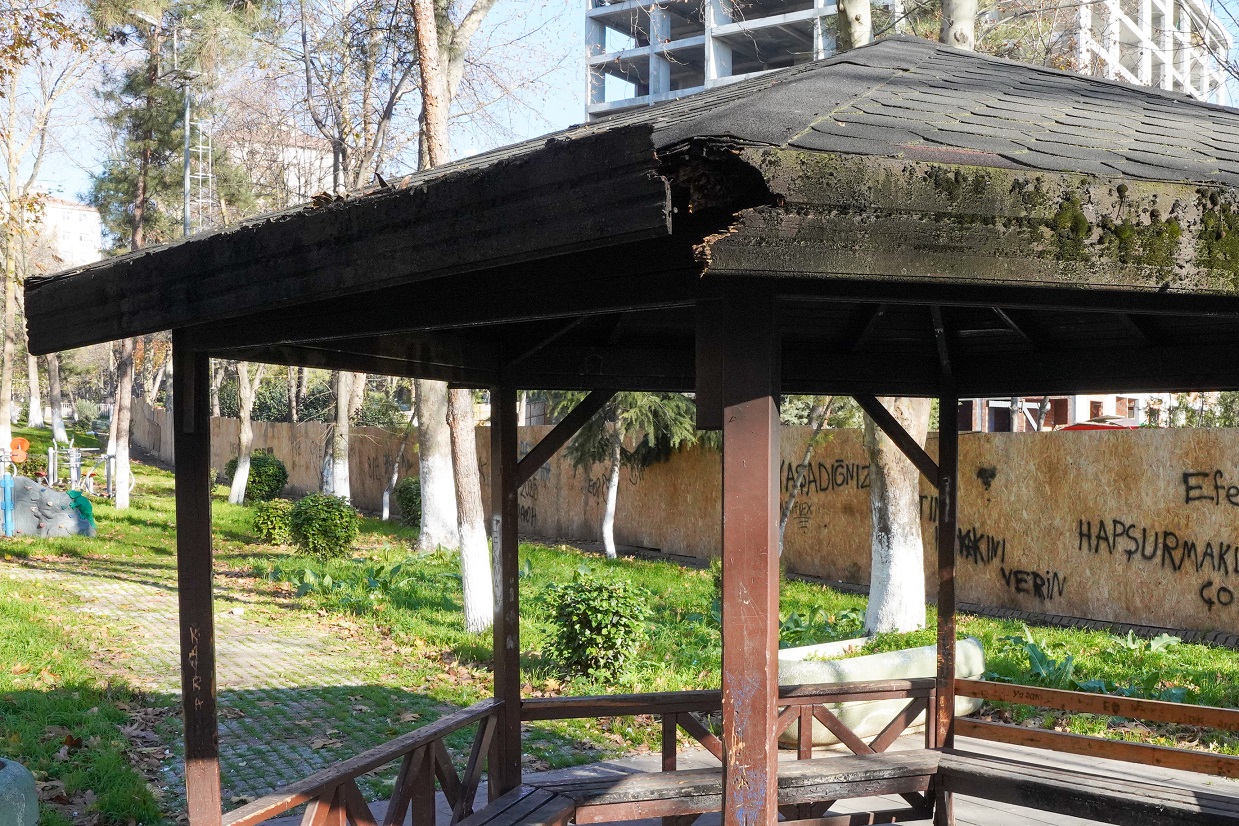 BEYLİKDÜZÜ’NDE PARKLARA YÖNELİK SALDIRILAR ARTIYOR: BİR AYDA ÜÇ PARK TAHRİP EDİLDİ