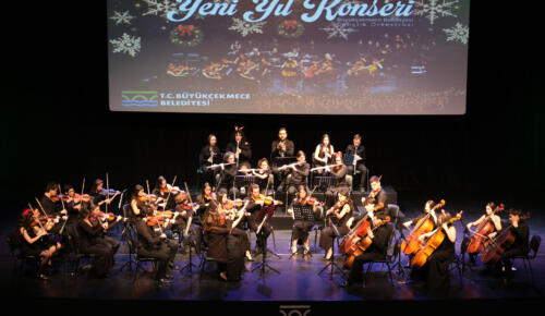 BÜYÜKÇEKMECE BELEDİYESİ GENÇLİK ORKESTRASI, YENİ YIL COŞKUSUNU SAHNEYE TAŞIDI