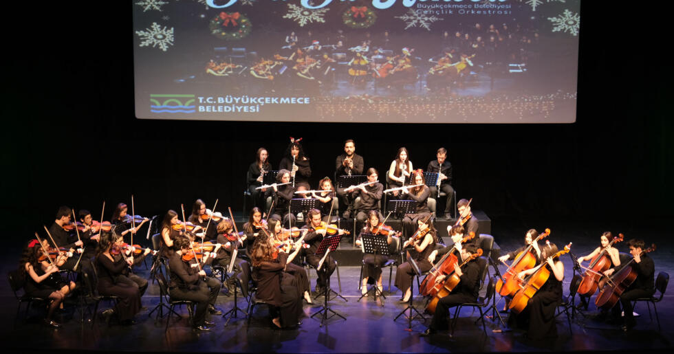 BÜYÜKÇEKMECE BELEDİYESİ GENÇLİK ORKESTRASI, YENİ YIL COŞKUSUNU SAHNEYE TAŞIDI