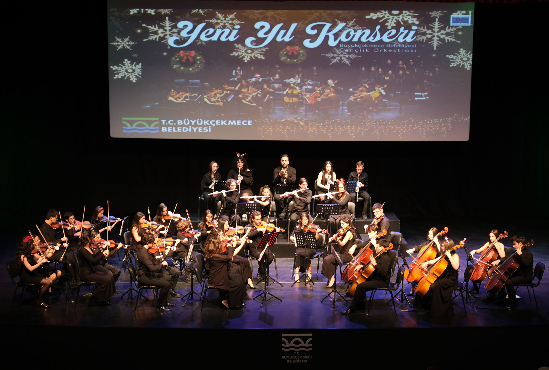 BÜYÜKÇEKMECE BELEDİYESİ GENÇLİK ORKESTRASI, YENİ YIL COŞKUSUNU SAHNEYE TAŞIDI