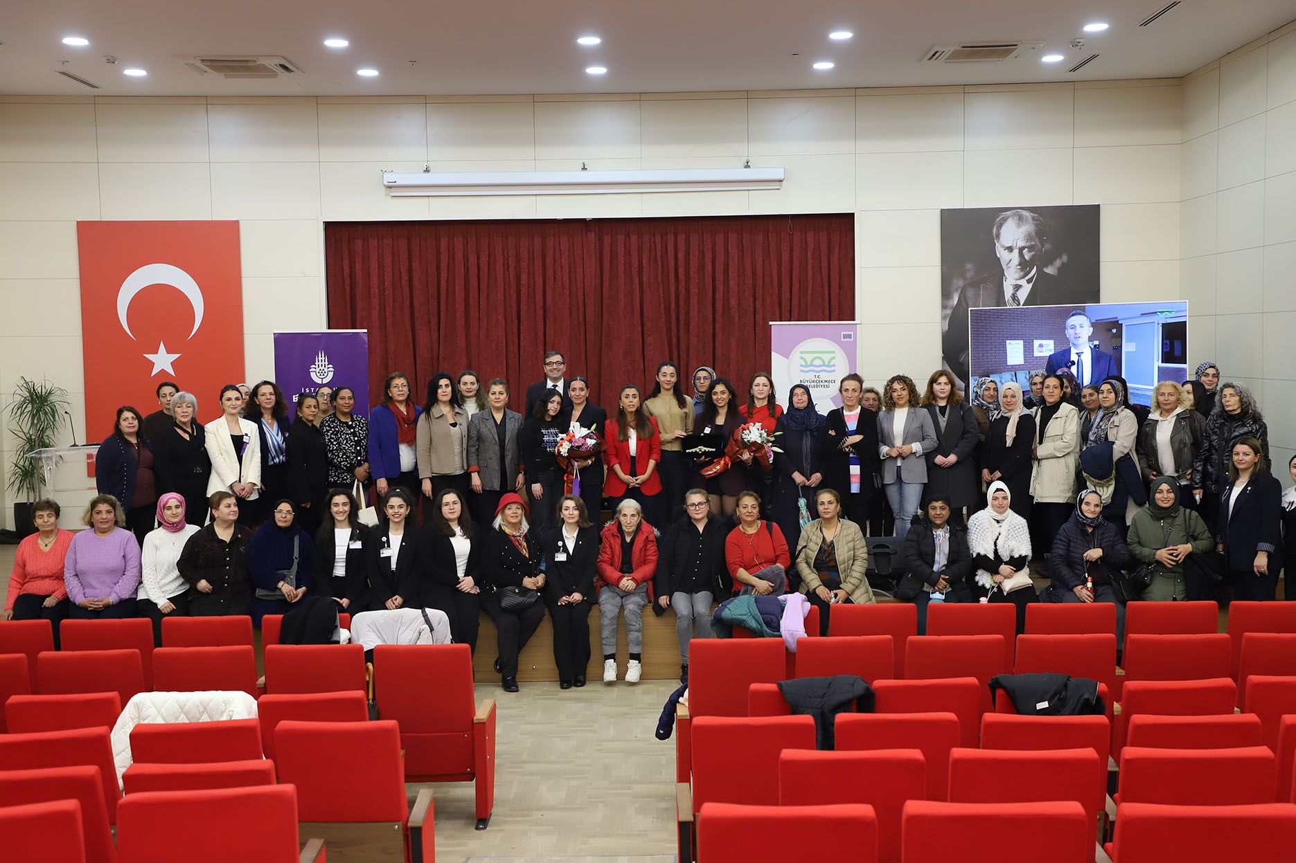 BÜYÜKÇEKMECE’DE KADINLAR, ŞİDDETE KARŞI BİR ARAYA GELDİ