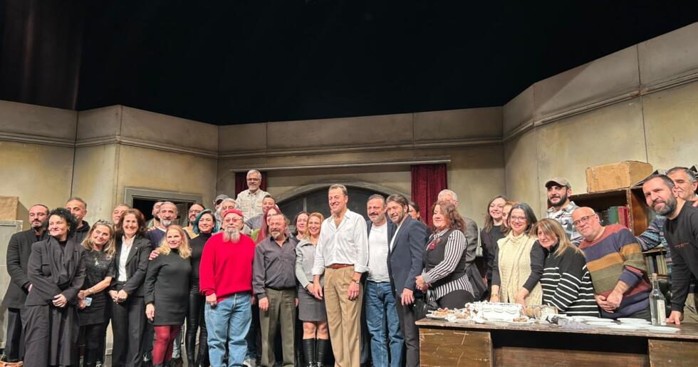 DEVLET TİYATROSU’NUN UNUTULMAZ OYUNU PROFESYONEL SON KEZ SAHNEDEYDİ