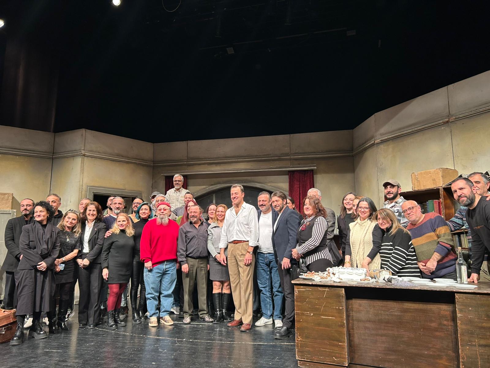 DEVLET TİYATROSU’NUN UNUTULMAZ OYUNU PROFESYONEL SON KEZ SAHNEDEYDİ