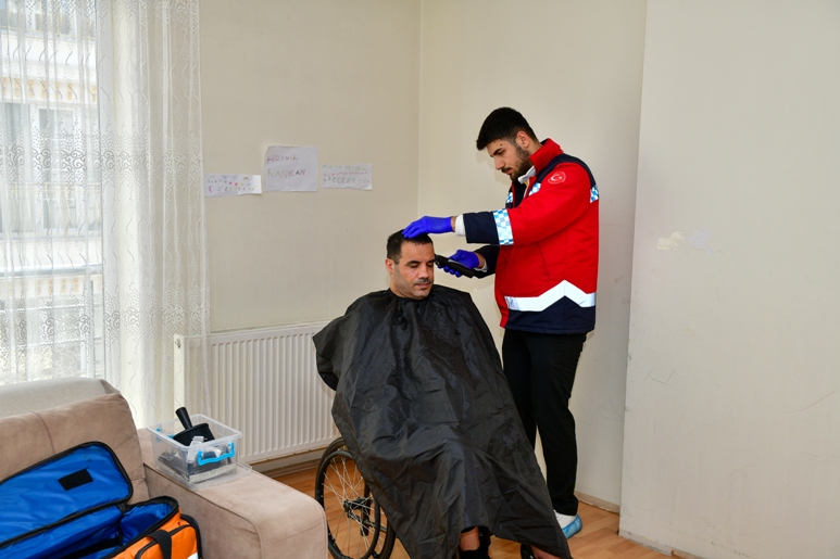 ESENYURT BELEDİYESİ’NDEN BAYRAM ÖNCESİ EVDE KİŞİSEL BAKIM HİZMETİ