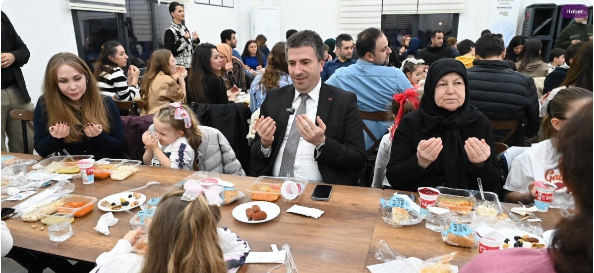 BAŞKAN ERHAN GÜZEL YUVAMIZ ÇATALCA AİLESİYLE İFTAR SOFRASINDA BULUŞTU