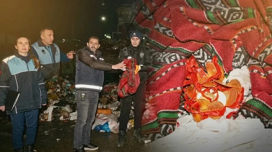 ESENYURT’TA ÇÖPTEN SERVET ÇIKTI: 1 MİLYON 200 BİN TL’LİK ALTIN SAHİBİNE TESLİM EDİLDİ!