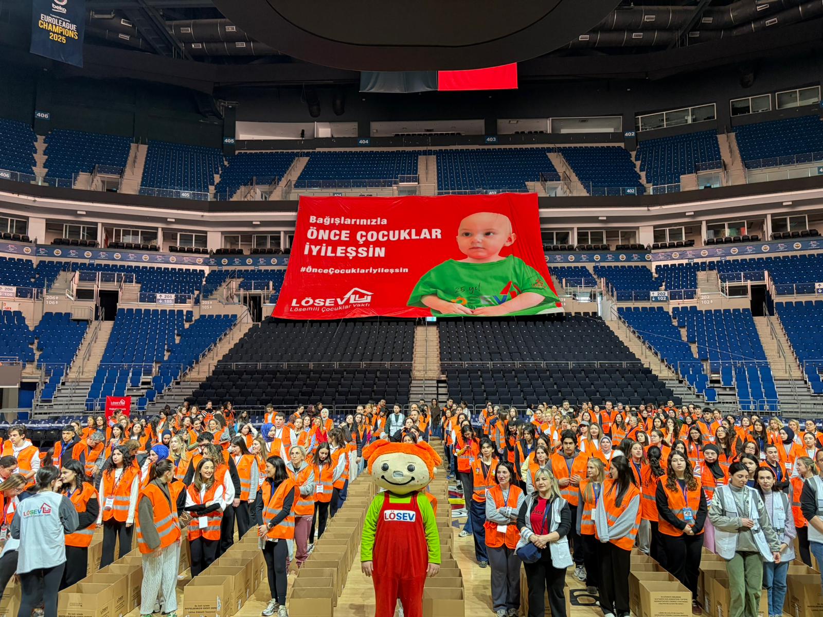 LÖSEV’DEN İSTANBUL’DA KOLİ KOLİ MUTLULUK