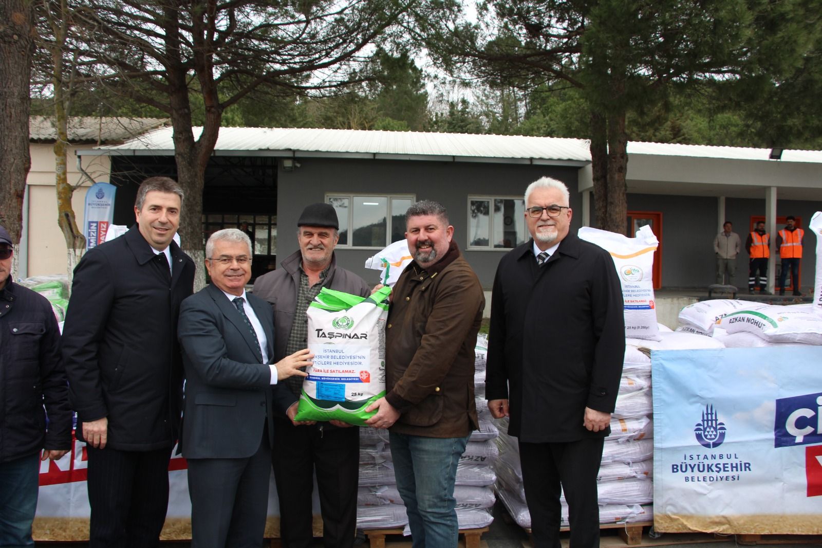 İBB’DEN ÇİFTÇİLERE TOHUM VE HASAT MAKİNESİ DESTEĞİ