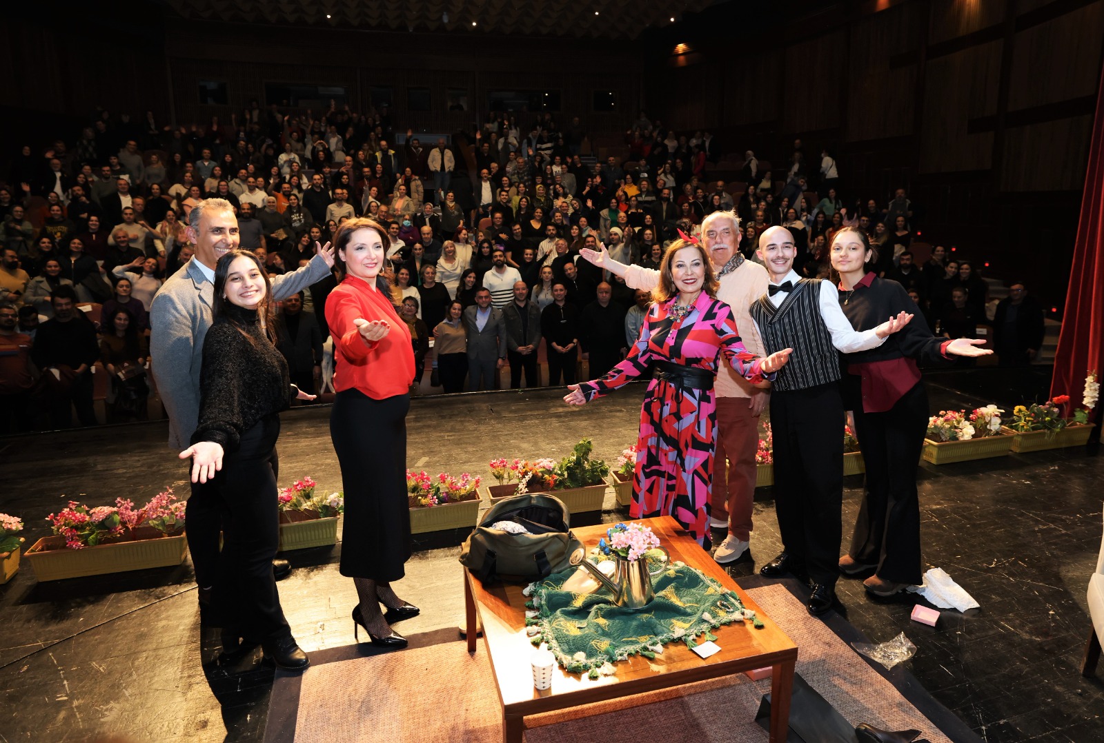 ‘KRAL DAİRESİ’ CENNET SAHNESİ’NDE PRÖMİYER YAPTI