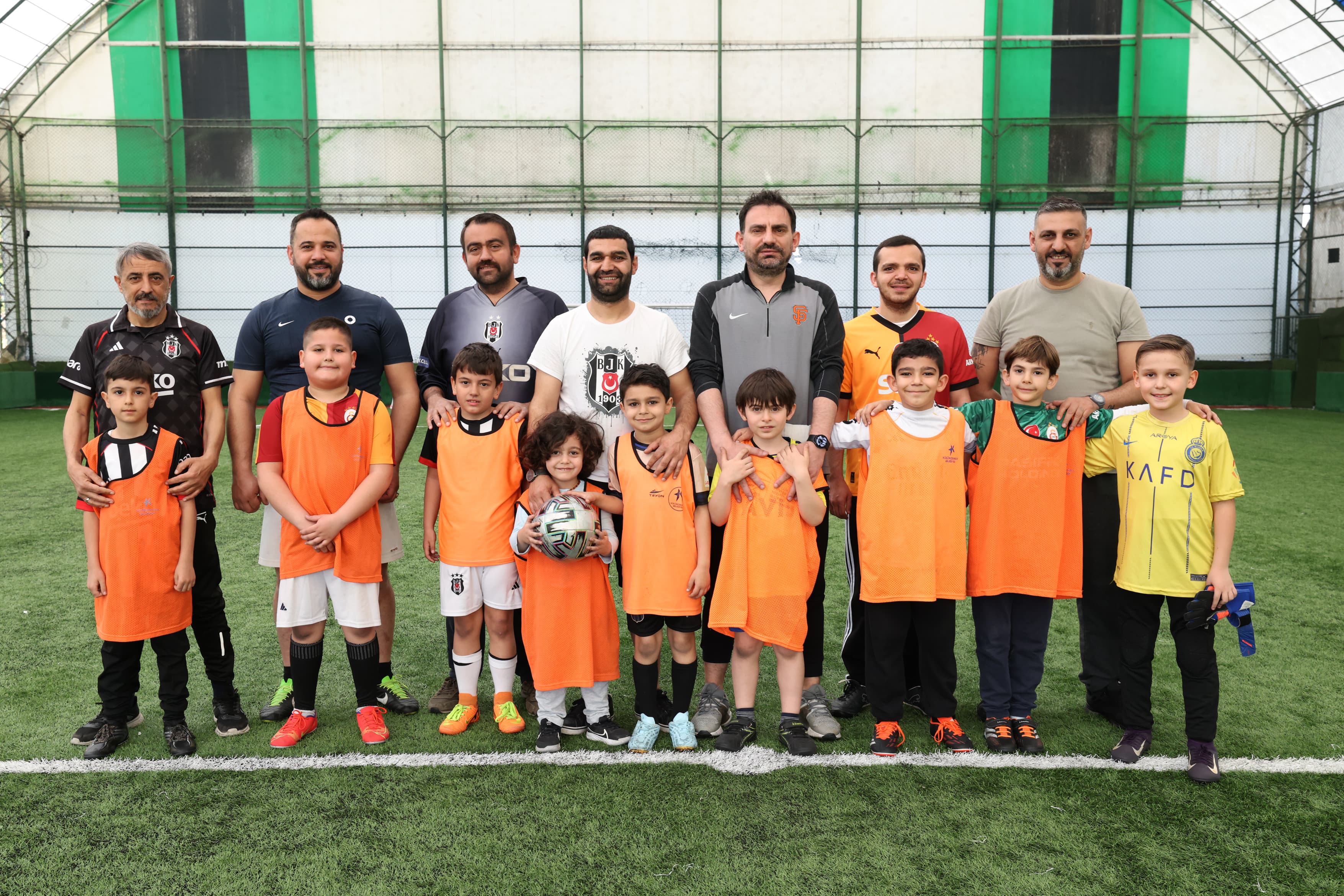 KÜÇÜKÇEKMECE’DE RENKLİ MAÇ: BABALAR VE OĞULLARI FUTBOL HEYECANI YAŞADI