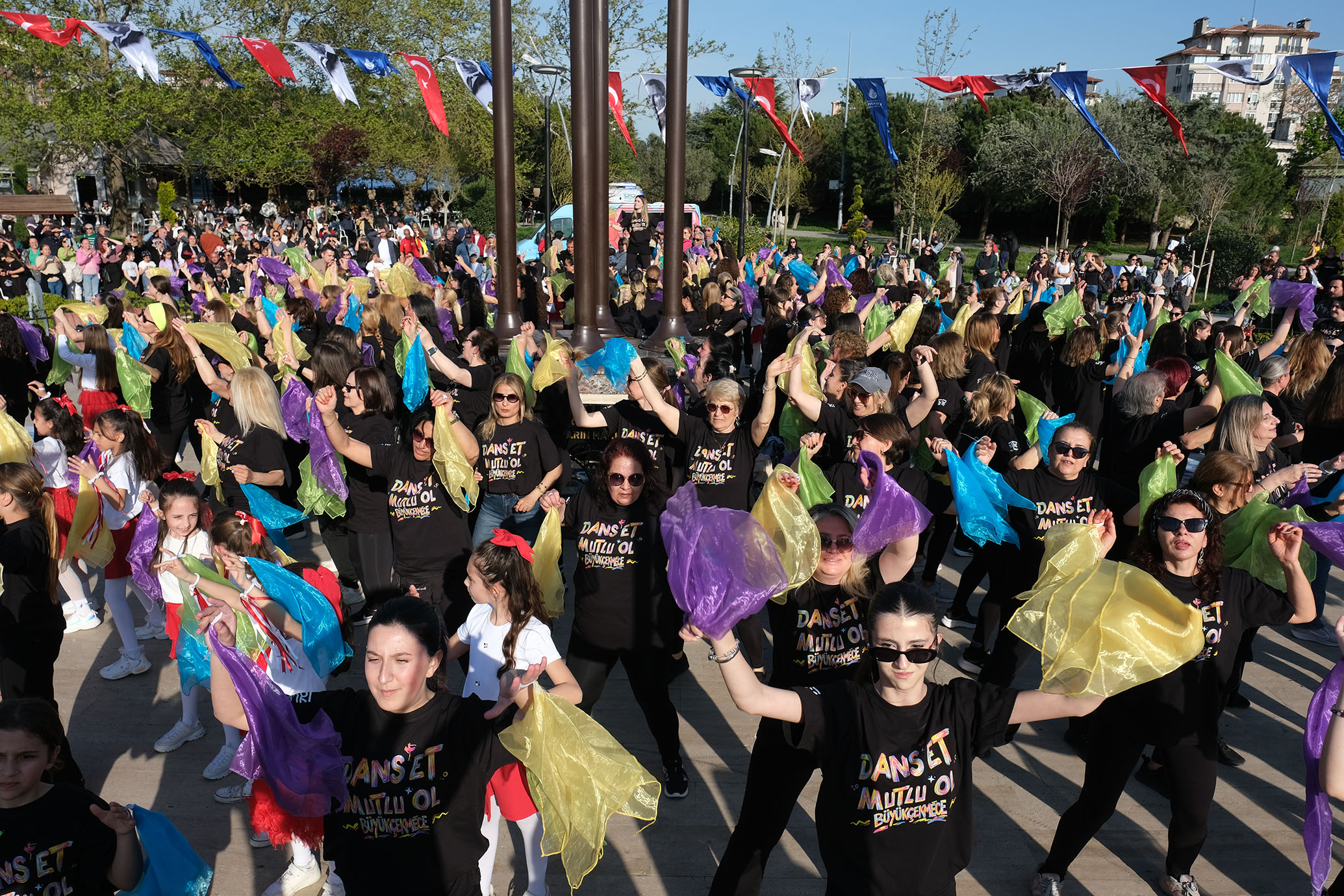 DÜNYA DANS GÜNÜ RENKLİ GÖRÜNTÜLERE SAHNE OLDU