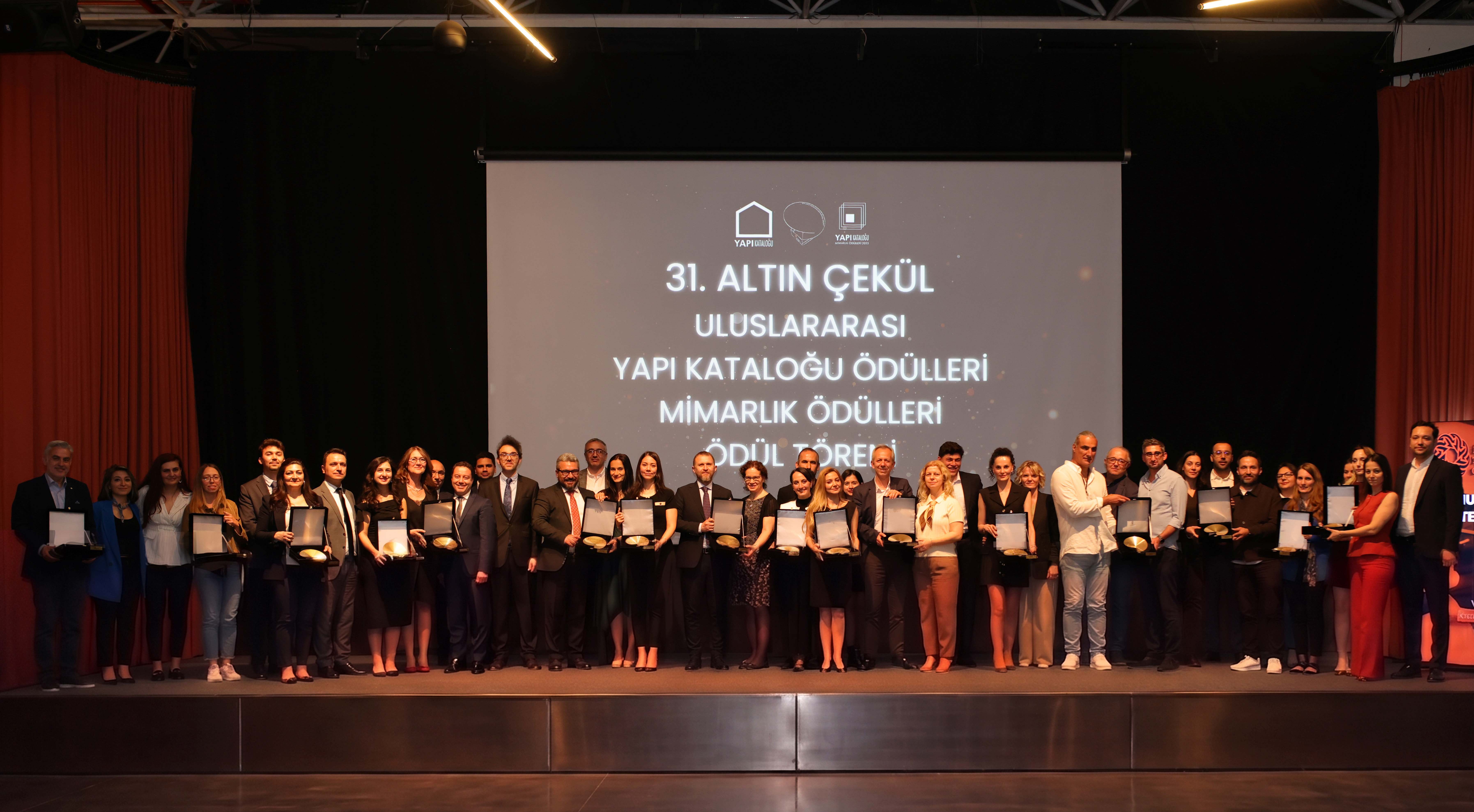 AKÇANSA’YA ALTIN ÇEKÜL’DE SOSYAL SORUMLULUK VE YENİLİKÇİ ÜRÜN ALANLARINDA ÇİFTE ÖDÜL