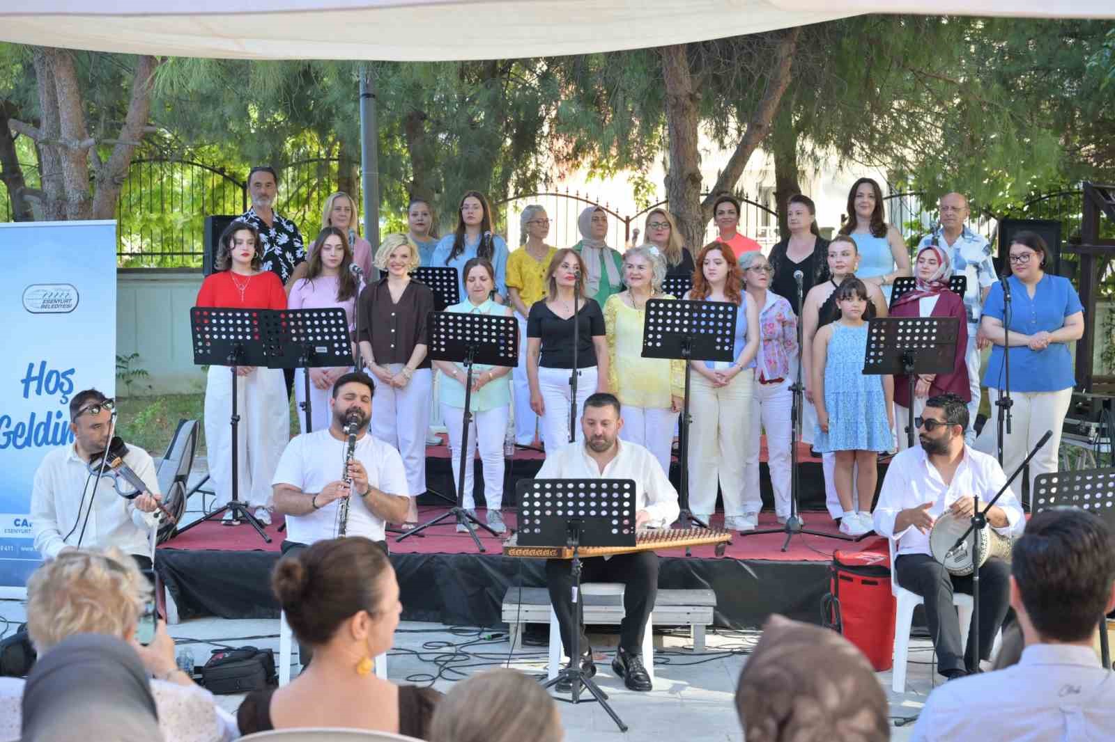 BELEDİYE KURSLARI MEYVESİNİ VERDİ: KURSİYERLERDEN UNUTULMAZ KONSER