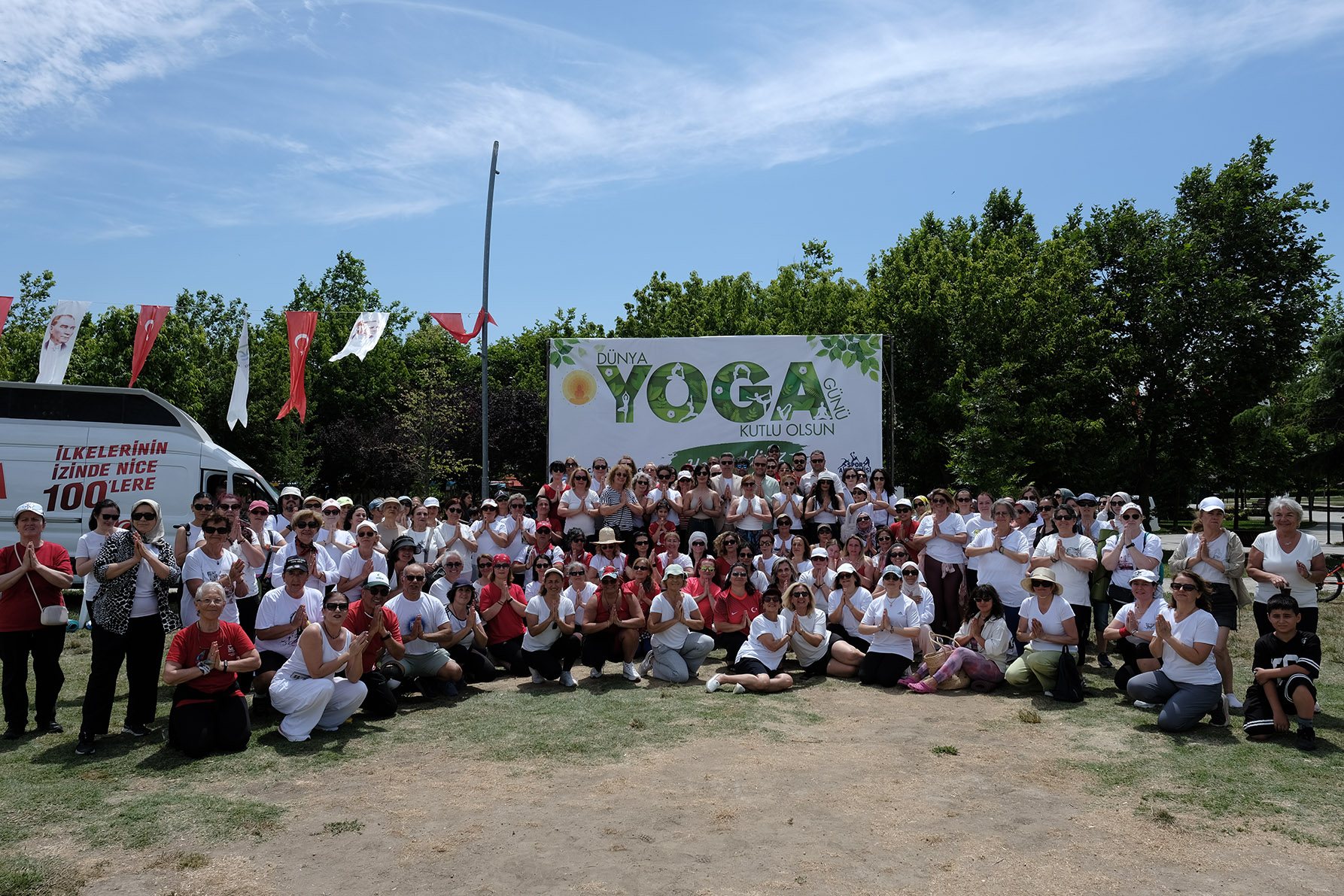 BÜYÜKÇEKMECE’DE DÜNYA YOGA GÜNÜ’NE ÖZEL YÜZLERCE KADIN YOGA YAPTI