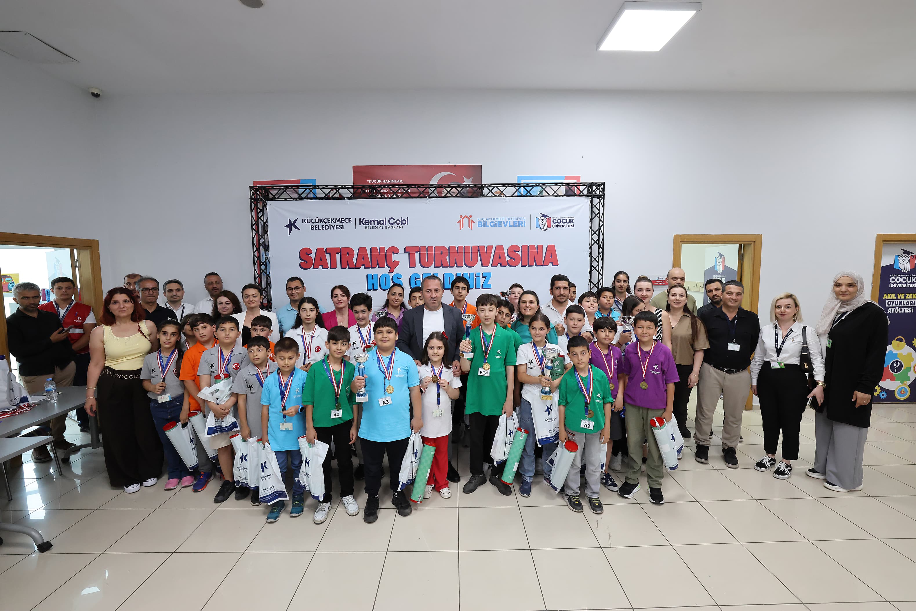 BİLGİ EVLERİ VE ÇOCUK ÜNİVERSİTESİ ÖĞRENCİLERİ, SATRANÇ TURNUVASI’NDA REKABET ETTİ