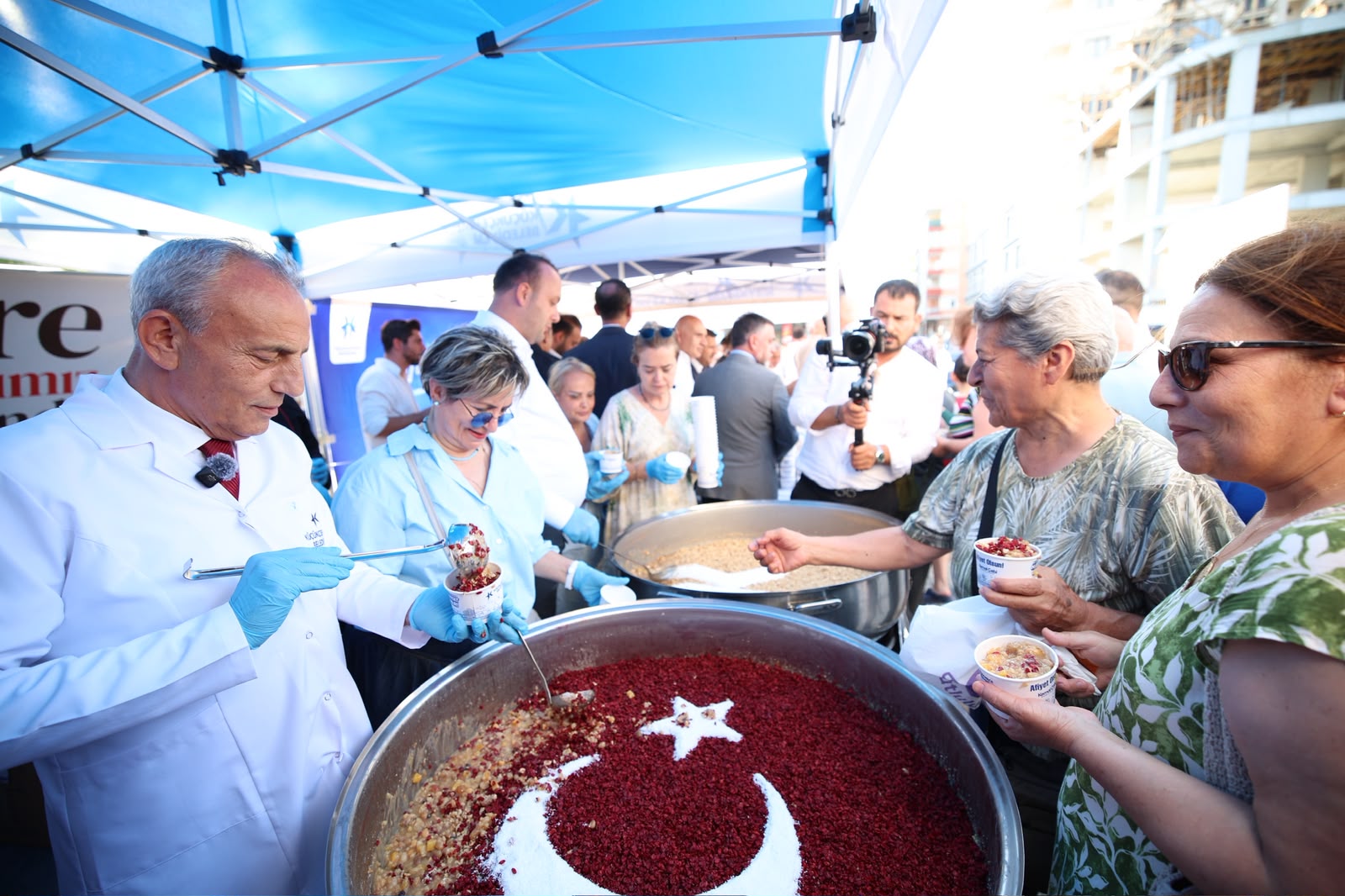 BAŞKAN ÇEBİ VATANDAŞLARA AŞURE İKRAM ETTİ