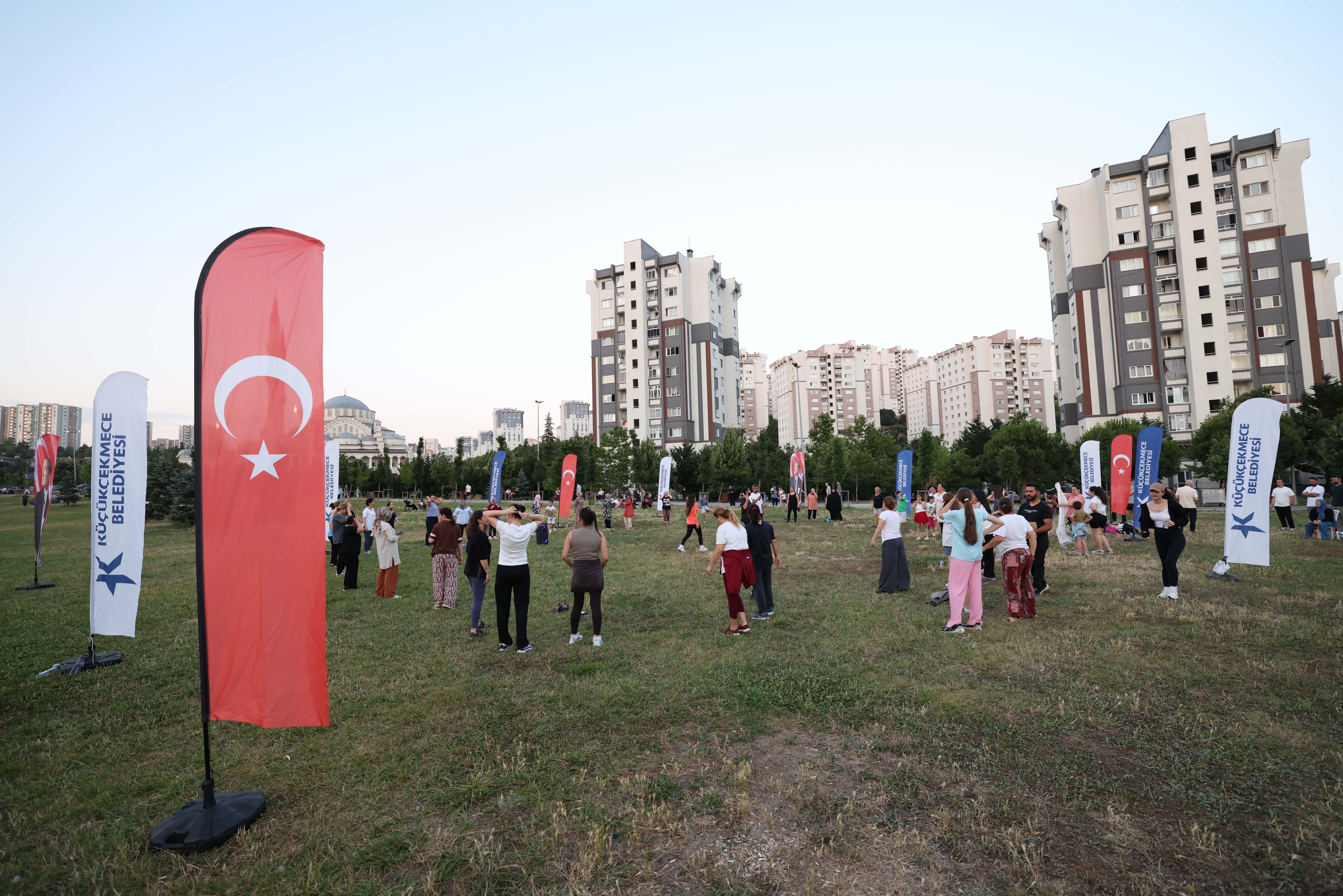 KÜÇÜKÇEKMECELİLER, SABAH AKŞAM DEMEDEN ÜCRETSİZ SPOR İMKANI!