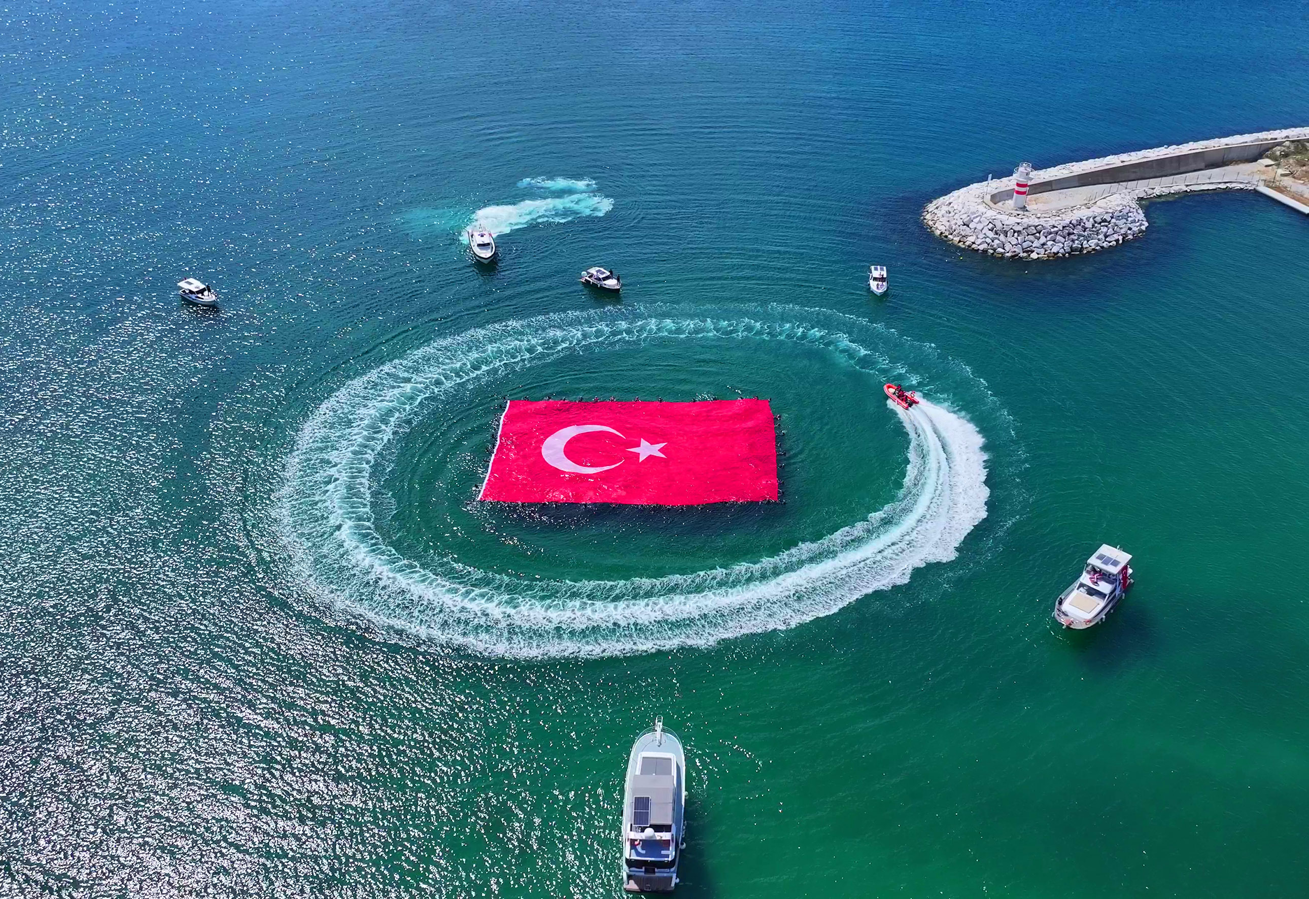 BÜYÜKÇEKMECE’DE TARİHİ GÖRÜNTÜ! – 660 METREKARELİK TÜRK BAYRAĞI DENİZDE AÇILDI