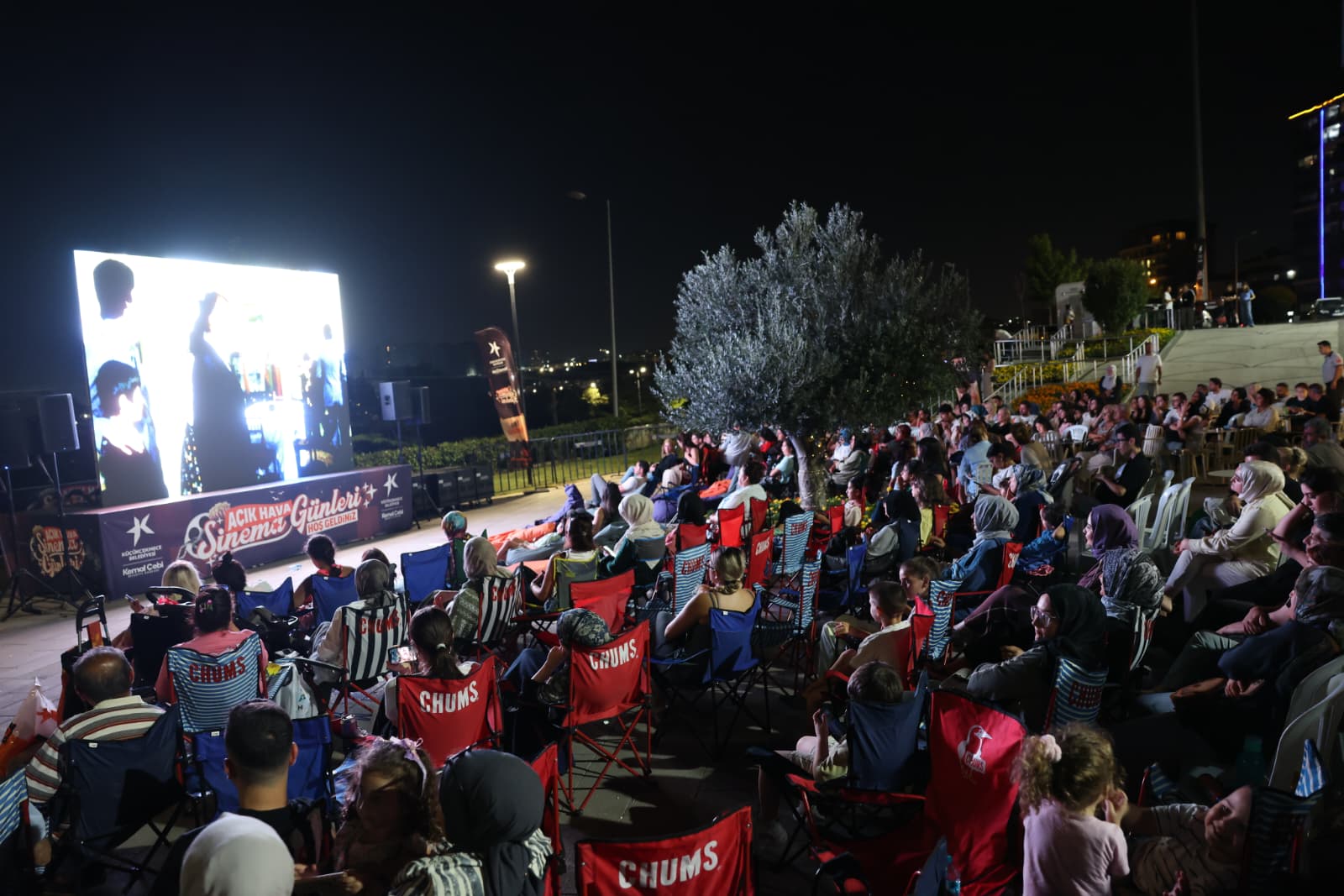 KÜÇÜKÇEKMECE’DE AÇIK HAVA SİNEMA GÜNLERİ “NEŞELİ GÜNLER” İLE BAŞLADI
