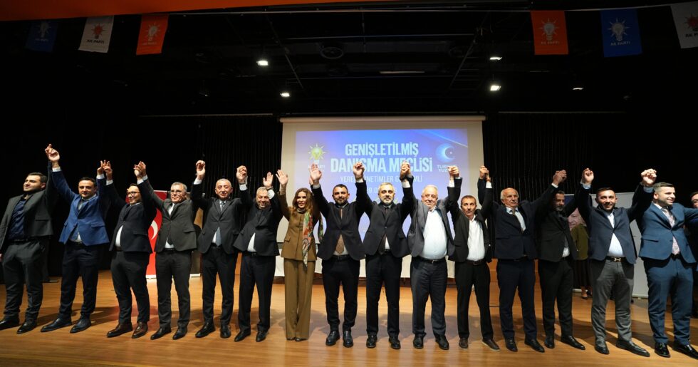 ATAŞEHİR’DE CHP’Lİ 6 MECLİS ÜYESİ AK PARTİ’YE KATILDI