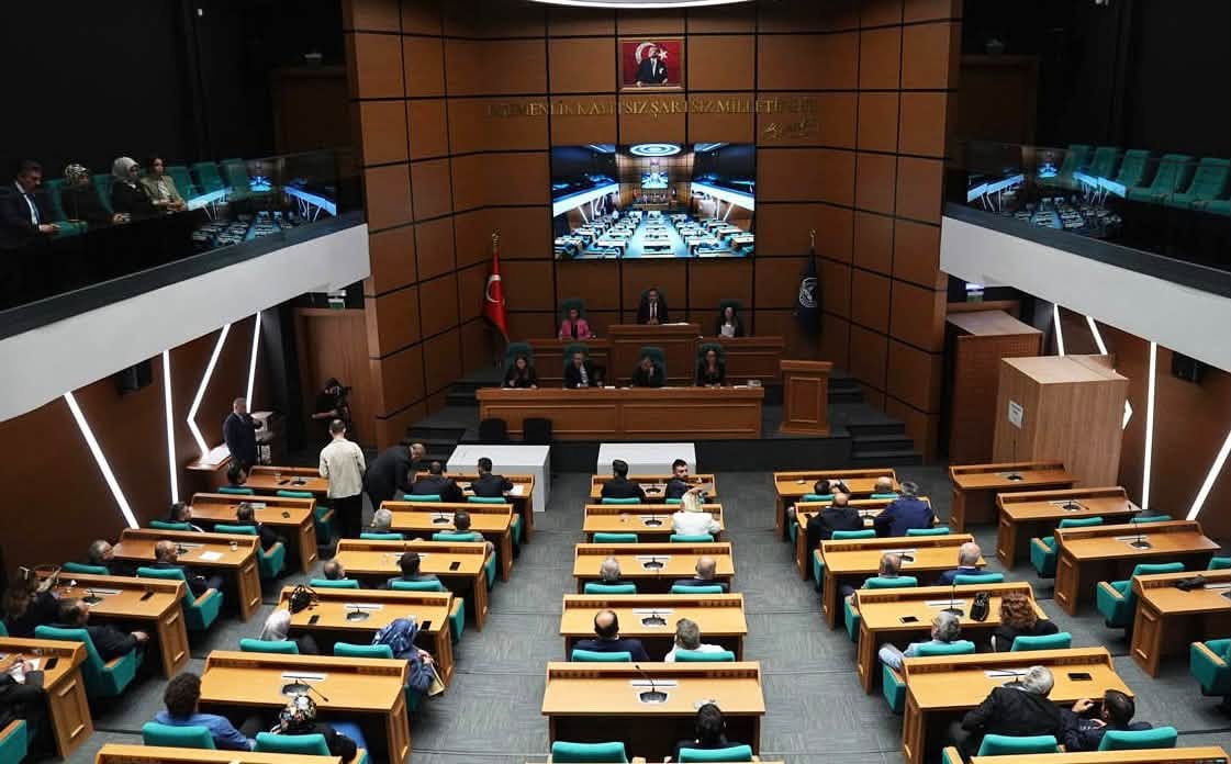 ÜSKÜDAR’DA BELEDİYESİ AK PARTİYE GEÇTİ…