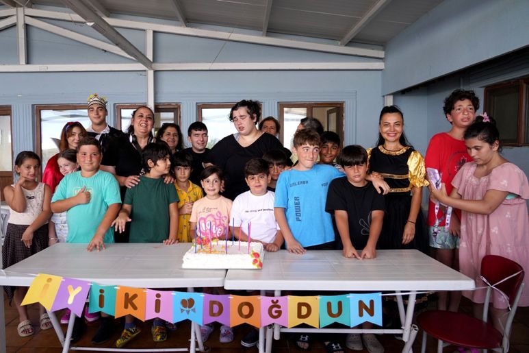 ŞİŞLİ BELEDİYESİ’NDEN ENGELLERİ AŞAN KAMP DESTEĞİ