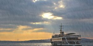 İSTANBUL İÇİN KUVVETLİ YAĞIŞ VE FIRTINA UYARISI