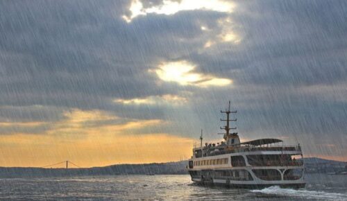 İSTANBUL İÇİN KUVVETLİ YAĞIŞ VE FIRTINA UYARISI