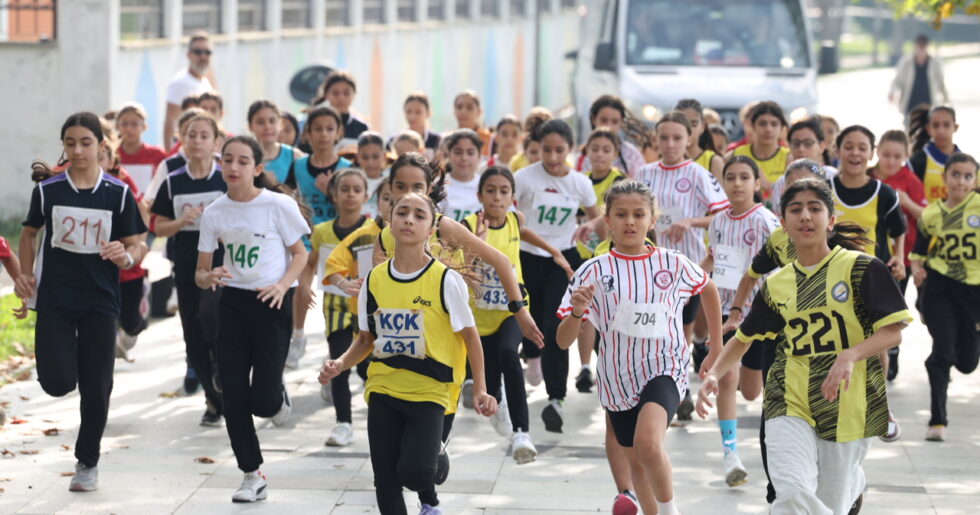 KÜÇÜKÇEKMECE’DE GELENEKSEL 29 EKİM CUMHURİYET KOŞUSU GERÇEKLEŞTİRİLDİ