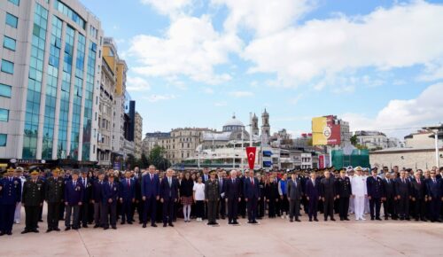 İSTANBUL’UN KURTULUŞU TAKSİM’DE KUTLANDI