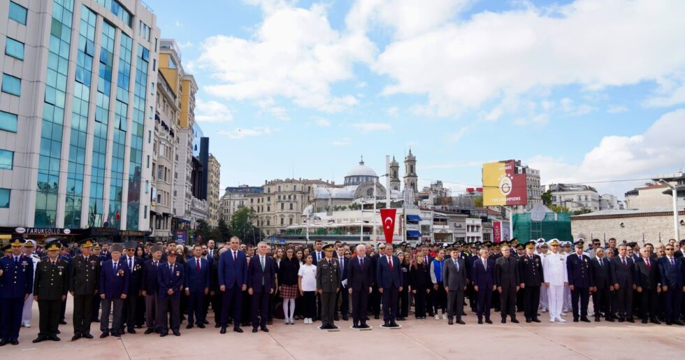 İSTANBUL’UN KURTULUŞU TAKSİM’DE KUTLANDI
