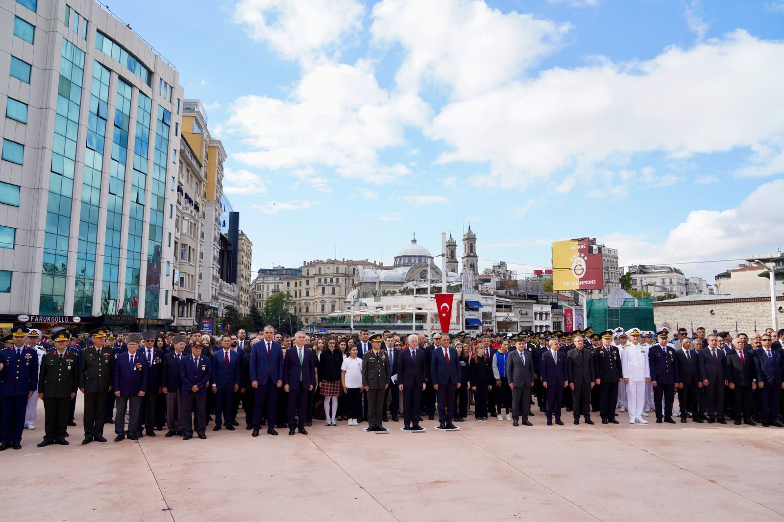 İSTANBUL’UN KURTULUŞU TAKSİM’DE KUTLANDI