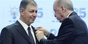 “GEÇTİ, GEÇECEK, GEÇİYOR DERKEN… CEMİL TUGAY RESMEN AK PARTİ’DE!”