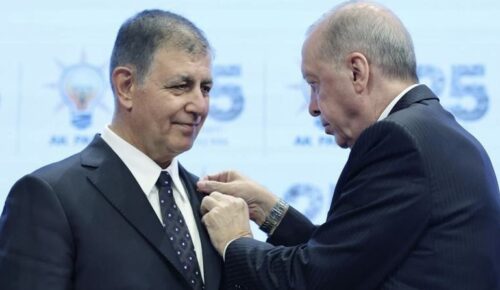“GEÇTİ, GEÇECEK, GEÇİYOR DERKEN… CEMİL TUGAY RESMEN AK PARTİ’DE!”