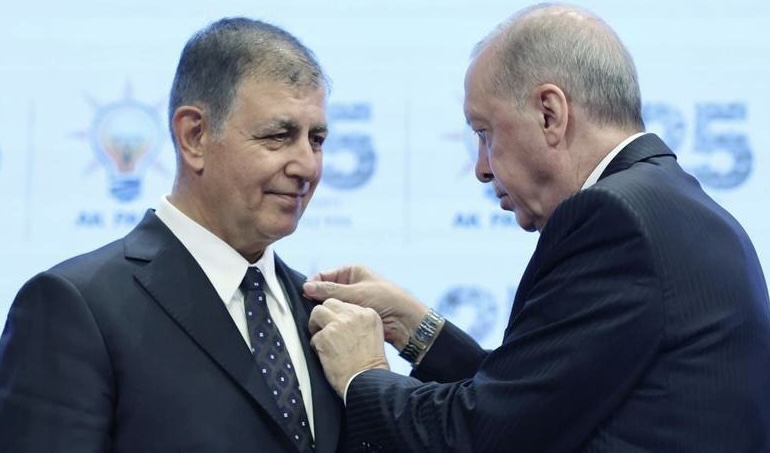 “GEÇTİ, GEÇECEK, GEÇİYOR DERKEN… CEMİL TUGAY RESMEN AK PARTİ’DE!”